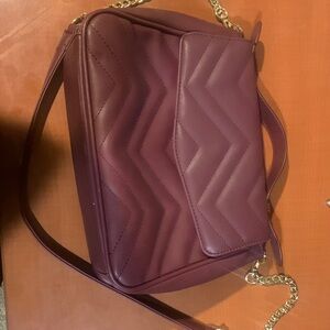 Chic Quilted Crossbody Bag in Burgundy